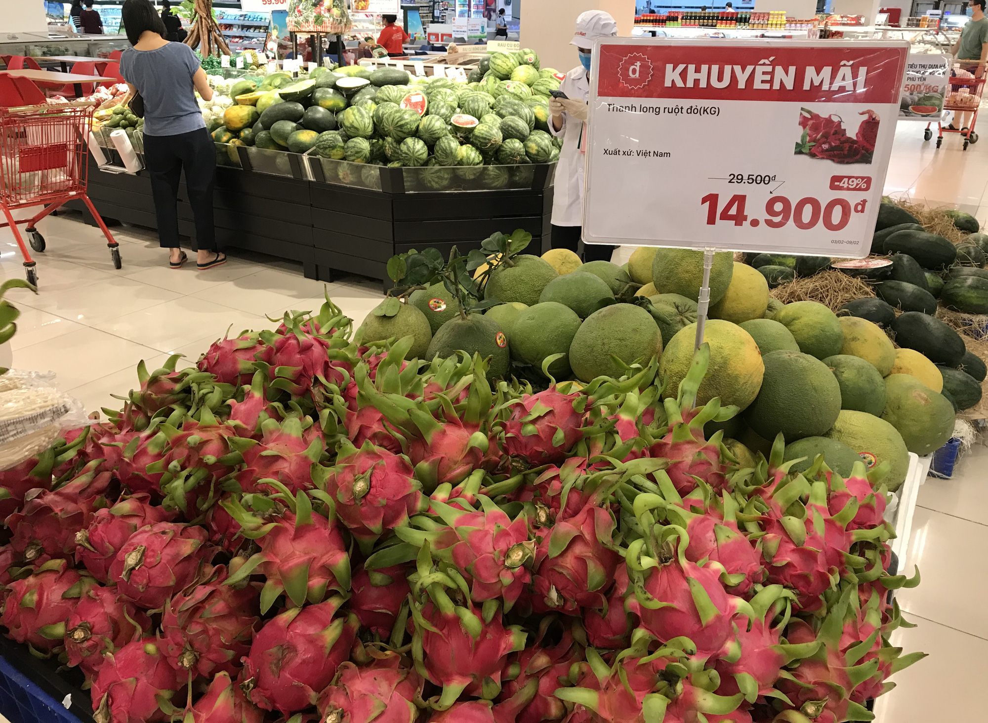 Giá từ 4.200 đồng/kg, các siêu thị đã giải cứu 1.000 tấn thanh long, dưa hấu giúp nông dân chỉ trong vài ngày - Ảnh 2.