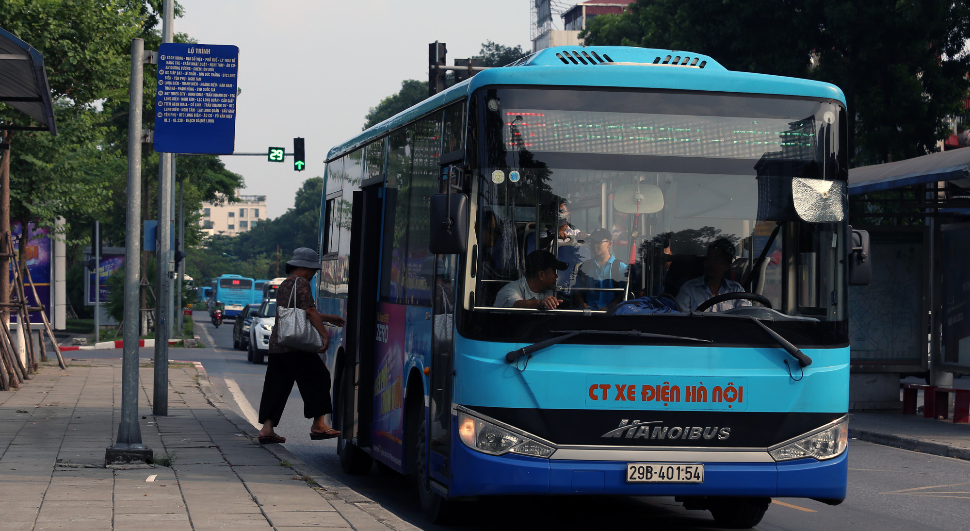 Phòng chống dịch Covid-19: Hà Nội giảm 80% xe buýt, tần suất tối đa 90 phút/lượt từ hôm nay - Ảnh 1.