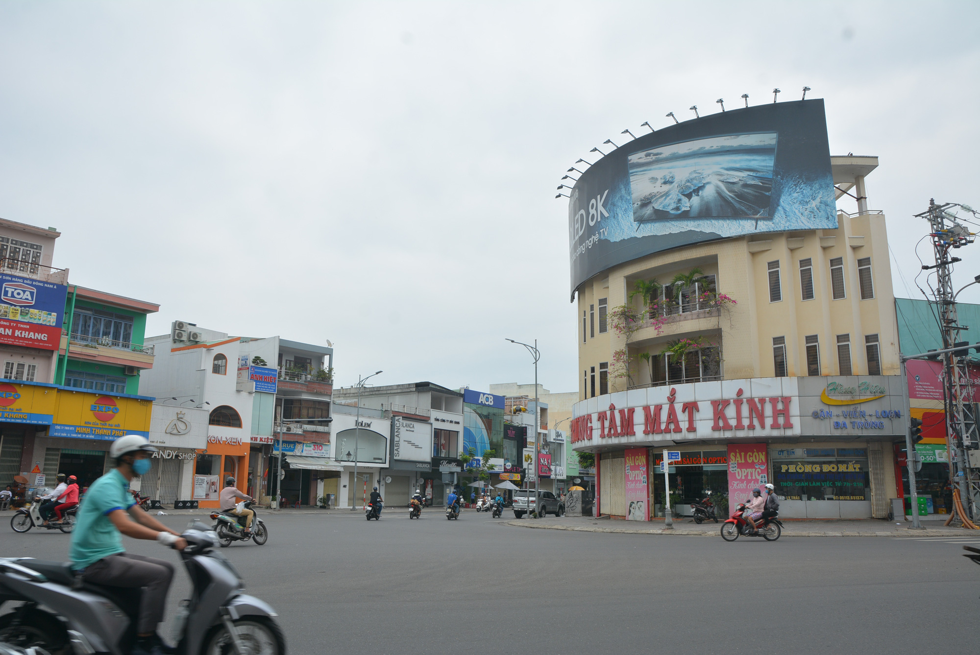 Người Đà Nẵng 'nín thở' chờ hàng quán được phép bán mang đi hoặc giao hàng, các thương hiệu cà phê, trà sữa lớn khóa cửa không thông báo mở lại - Ảnh 1.