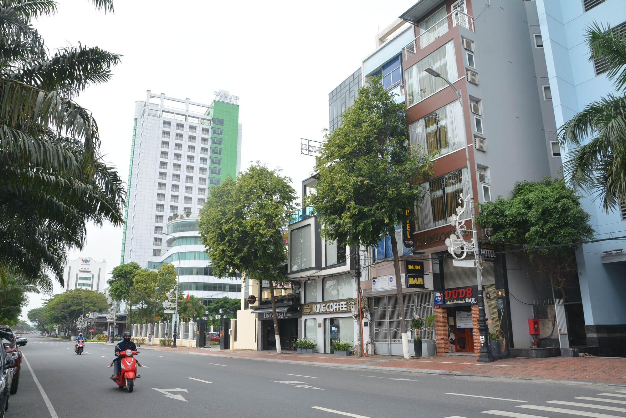 Người Đà Nẵng 'nín thở' chờ hàng quán được phép bán mang đi hoặc giao hàng, các thương hiệu cà phê, trà sữa lớn khóa cửa không thông báo mở lại - Ảnh 2.