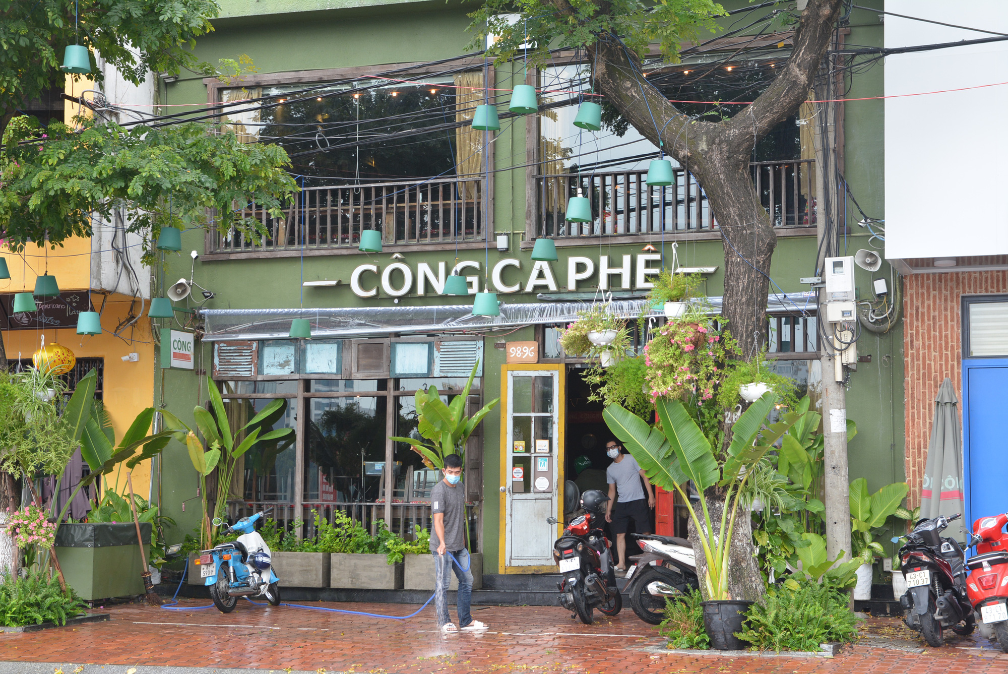 Người Đà Nẵng 'nín thở' chờ hàng quán được phép bán mang đi hoặc giao hàng, các thương hiệu cà phê, trà sữa lớn khóa cửa không thông báo mở lại - Ảnh 6.