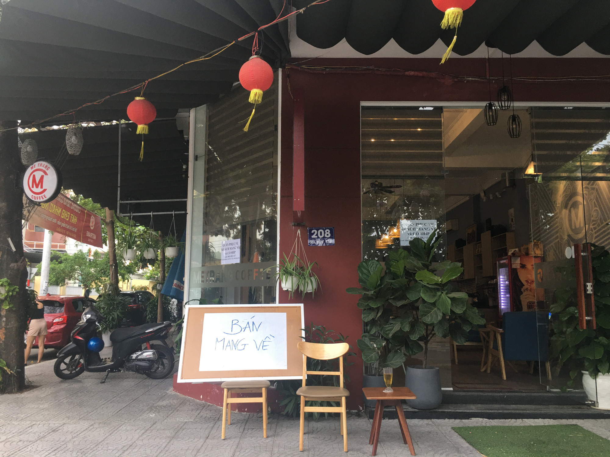 Người Đà Nẵng đi siêu thị mua về nấu ăn dù chính quyền đã cho hàng quán bán online, mang về nhà - Ảnh 1.