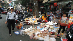 Hàng Tết chiếm hết vỉa hè Hà Nội, 'đuổi' người đi bộ xuống lòng đường