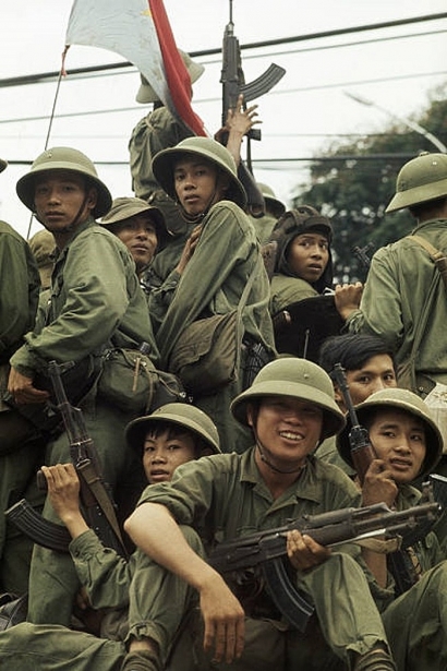 nhung hinh anh mau hiem co cua phong vien quoc te trong ngay chien thang lich su 3041975 vtc news