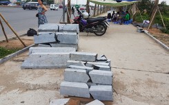 Tin mới vụ 'đá tự nhiên chưa lát vỉa hè... đã vỡ'