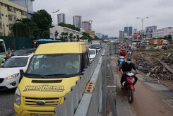 Hà Nội: Xe máy 'đột nhập' công trường để tránh ùn tắc trên đường Phạm Văn Đồng