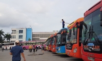 ha noi khong ngan tu than xe may phong nguoc chieu tren lan buyt nhanh brt