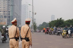 'Phố dắt bộ' ở Hà Nội: 'Tại anh, tại ả', tại cả BRT?