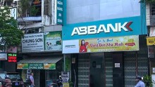 Hai thanh niên xông vào ngân hàng An Bình cướp giữa ban ngày