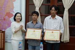 Khen thưởng 2 thợ hồ dũng cảm cứu người trong lũ