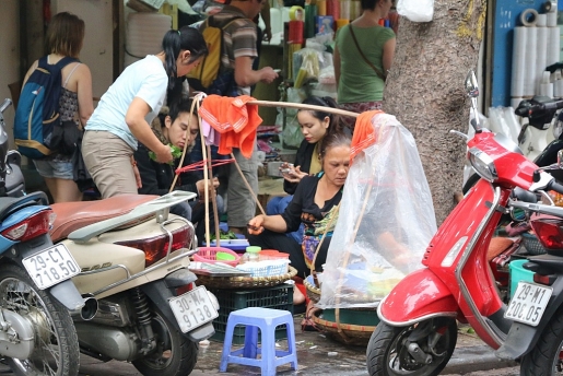 ban sua via he ba cu kiem ca tram trieu dong moi thang