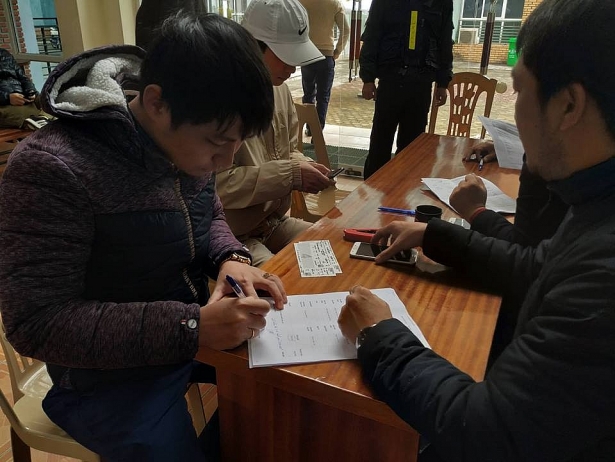 bo qua gio ret 12 do co dong vien xep hang dai tu som cho nhan ve tran chung ket aff cup
