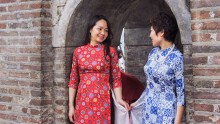 Phố đi bộ quanh hồ Gươm hút du khách và người dân thủ đô đến xem chơi ngày đầu kỳ nghỉ lễ