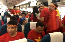 Rực rỡ cờ đỏ sao vàng trong chuyến bay sang Indonesia lúc rạng sáng