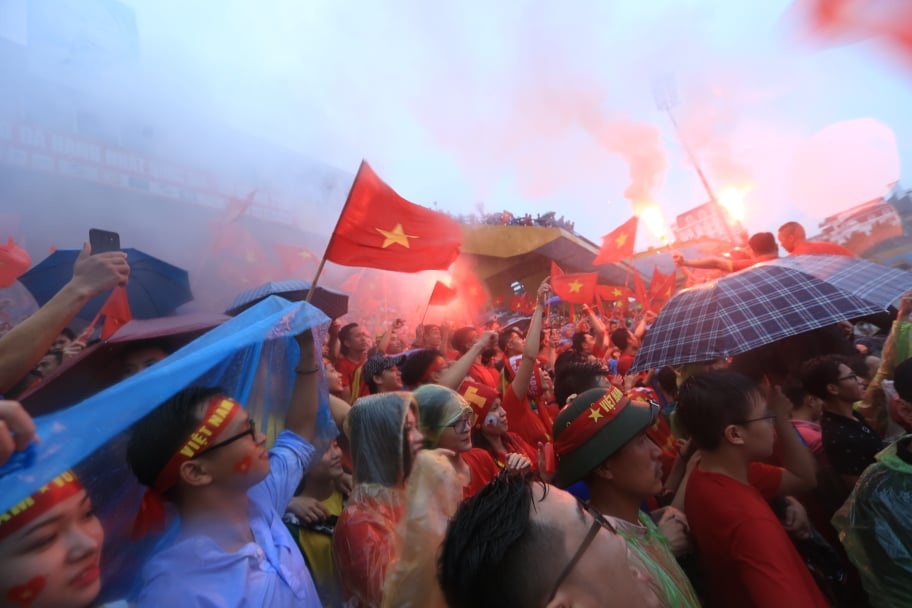 live nhung ve mat that than lo lang cua co dong vien lo lang khi viet nam bi dan truoc 2 0