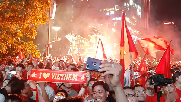khong khi an mung viet nam vo dich aff cup 2018 tren khap neo duong cua to quoc