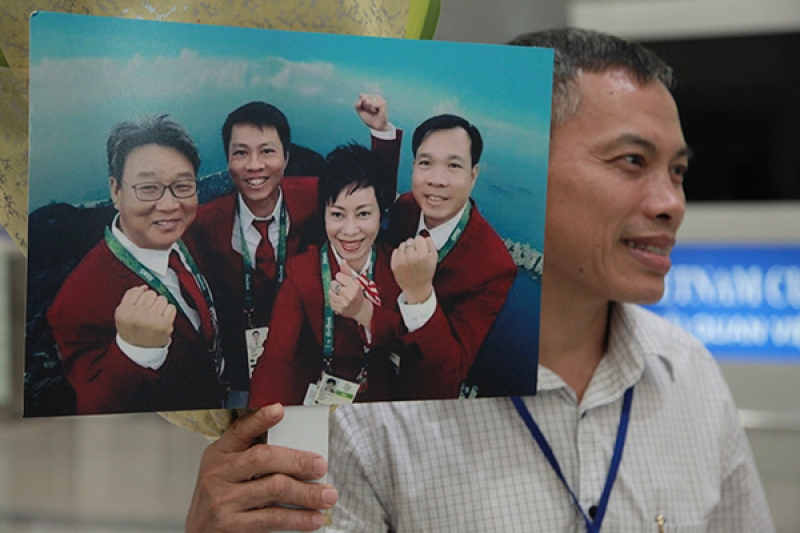 ngay tro ve nguoi hung hoang xuan vinh om chat lay vo