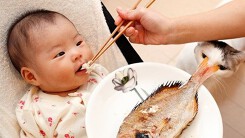Có nên cho trẻ ăn cá khô hay cá đông lạnh?