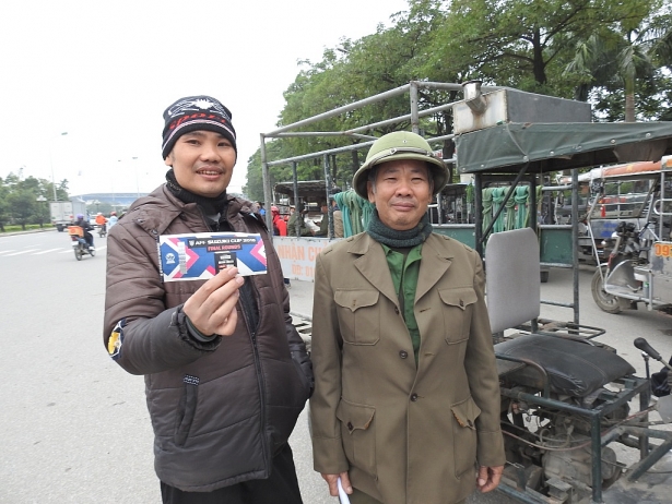vua cam ve nong hoi tren tay thuong binh lap tuc ban lai voi gia gap 15 lan cho phe ve