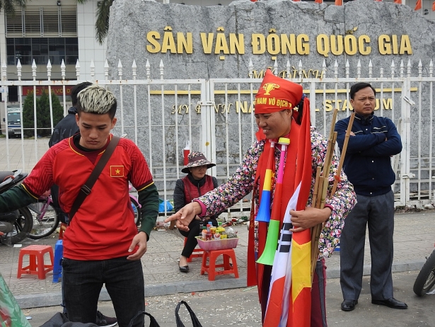 ca sau cup vang xuong pho duoc nhieu nguoi san don truoc tran chung ket aff cup 2018