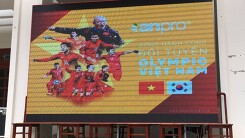Lắp màn hình cỡ lớn gần nhà cầu thủ Văn Toàn để cổ vũ cho U23 Việt Nam