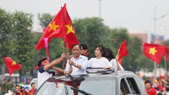 Người hâm mộ 'đội nóc ô tô' đón đội tuyển Olympic Việt Nam