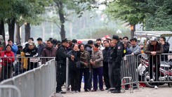 Hàng trăm thương binh 'cười giòn' nhận vé trong giá rét