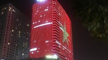 Độc đáo, quốc kì khổng lồ bằng đèn LED 'tiếp lửa' cho đội tuyển Việt Nam
