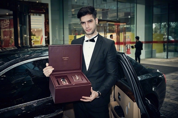 vertu ban 8 mau dien thoai gia ngang sieu xe giao hang bang truc thang