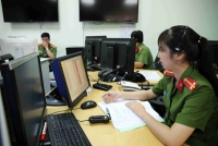 nu canh sat cho em be bi bo roi bu nho