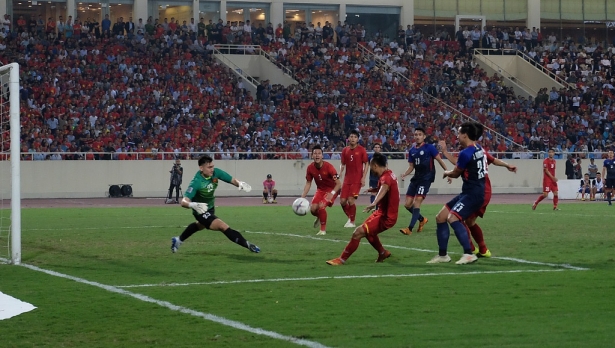 thuc hu chuyen que ngoc hai va dang van lam mau thuan tren san