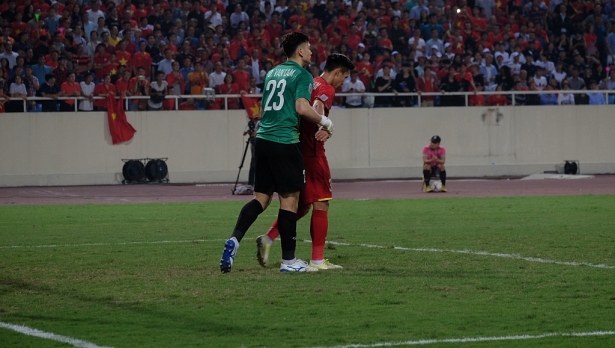 thuc hu chuyen que ngoc hai va dang van lam mau thuan tren san
