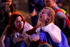 Những 'bóng hồng' Nga bật khóc khi đội nhà dừng bước ở World Cup