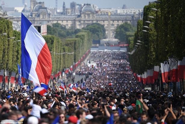 can canh bien nguoi chao don nha vo dich phap ruoc cup ve paris