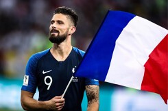 HÀI HƯỚC: Giroud thực hiện lời hứa cạo đầu sau World Cup