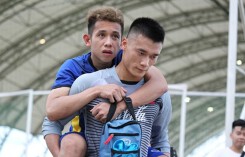 Hồng Duy chấn thương, rời sân trên lưng Tiến Dũng