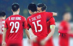 Màn ăn mừng chiến thắng độc của Đức Huy và 'đôi tay hư' của Quế Ngọc Hải khiến dân tình sốt sắng