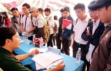 Bố từng đi tù, con có được thi vào các trường quân sự không?