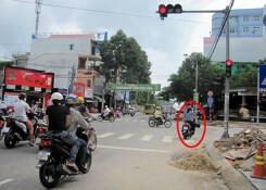 Không có biển cấm rẽ, đèn đỏ có được rẽ phải không?