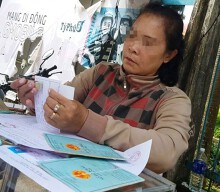Bà giữ xe làm CMND siêu tốc