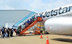 Hỏi đáp pháp luật: Nữ sinh bị quay lén khi đang tắm, hành khách bị hủy chuyến bay có được bồi thường?
