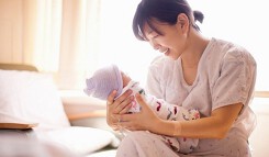 Hỏi đáp pháp luật: Tiền thưởng Tết 2019, thủ tục vợ chồng hiếm muộn nhận con nuôi