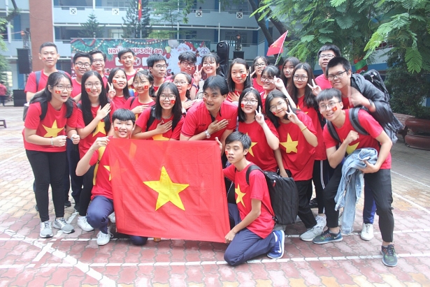 sac do nhuom san truong thpt nguyen du truoc gio chung ket viet nam vs malaysia