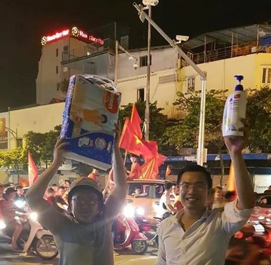 1001 cach co dong vien an mung chien thang cua olympic viet nam