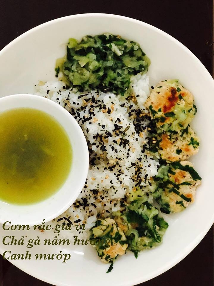 thuc don com du mon ngon cua em be 16 thang tuoi