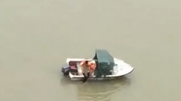 nam thanh nien nhay cau tu tu vi khong ai can minh