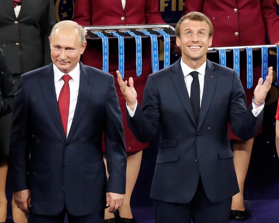 tong thong phap phan khich an mung world cup truoc mat ong putin