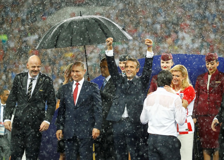 tong thong phap phan khich an mung world cup truoc mat ong putin
