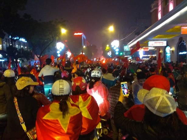 u23 viet nam vao tu ket cu dan mang lay anh cu de an mung