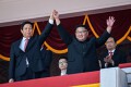 Ông Kim Jong-un tươi cười xem lễ duyệt binh mừng quốc khánh